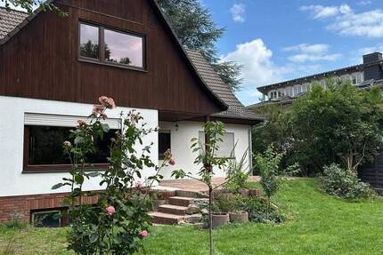 Geräumiges Einfamilienhaus mit großer Garage und Möglichkeit für EinliegerWohnung in Berlin-Kladow.