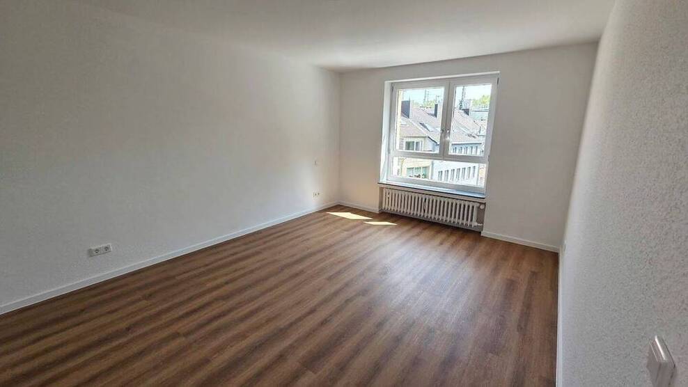 Frisches Wohngefühl! Modernisierte 3-Zimmer-Wohnung! Balkon, neues Bad, neuer Boden, Aufzug