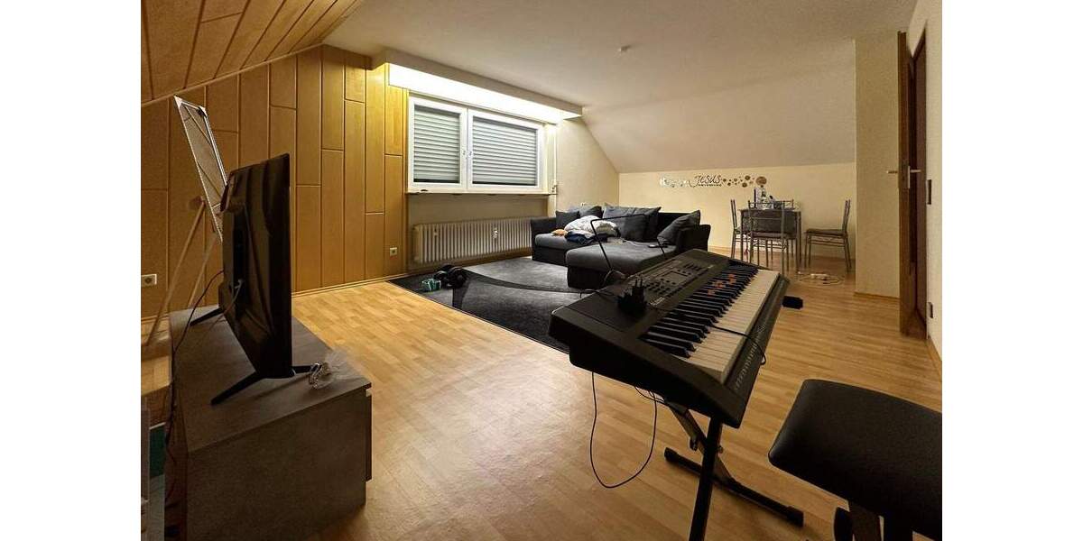 Sehr geräumige, gepflegte 3-Zimmer Dachgeschoss-Wohnung in ruhiger Lage von Eislingen-Süd 3 zimmer