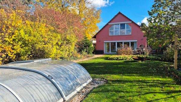 Hier bleiben keine Wünsche offen: Haus mit viel Platz und Komfort drinnen und draußen - Luftwärme, Pool, Sauna, Garage u.v.m. 6 zimmer