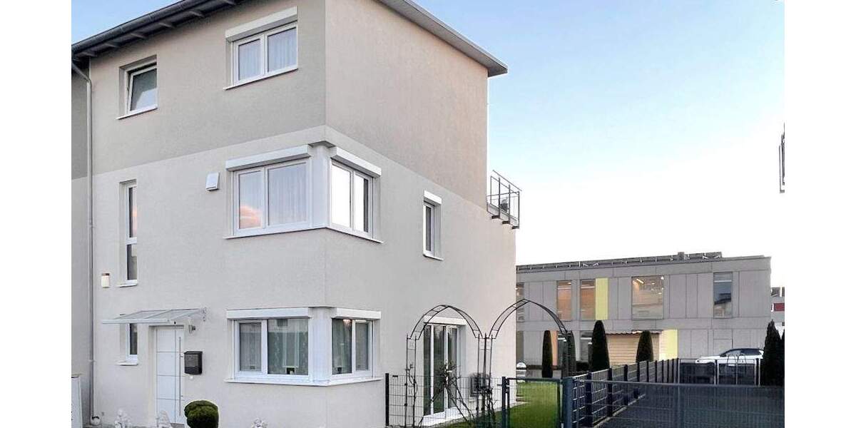 Reiheneckhaus, Baujahr 2014, mit drei Stellplätzen und großer Dachterrasse 6 zimmer