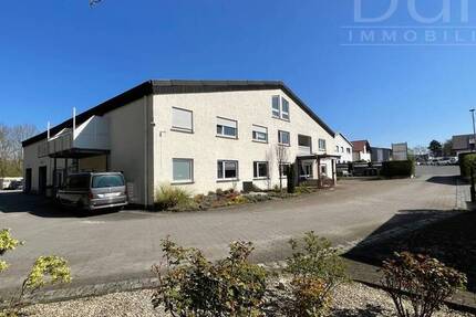 Repräsentatives Gewerbeobjekt mit Wohneinheit, Büros, Halle und Garagen, 3486 m² Grundst.