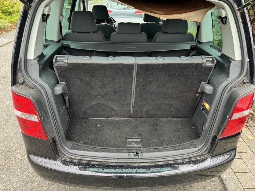VW Touran 1.6 FSI Highline 7 Sitze SR+WR eGSD DSG ? 213.000 km 1.300 € Erftstadt 50374