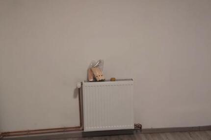 In einer 4-Zimmer-Wohnung ist ein Zimmer zur Miete frei.