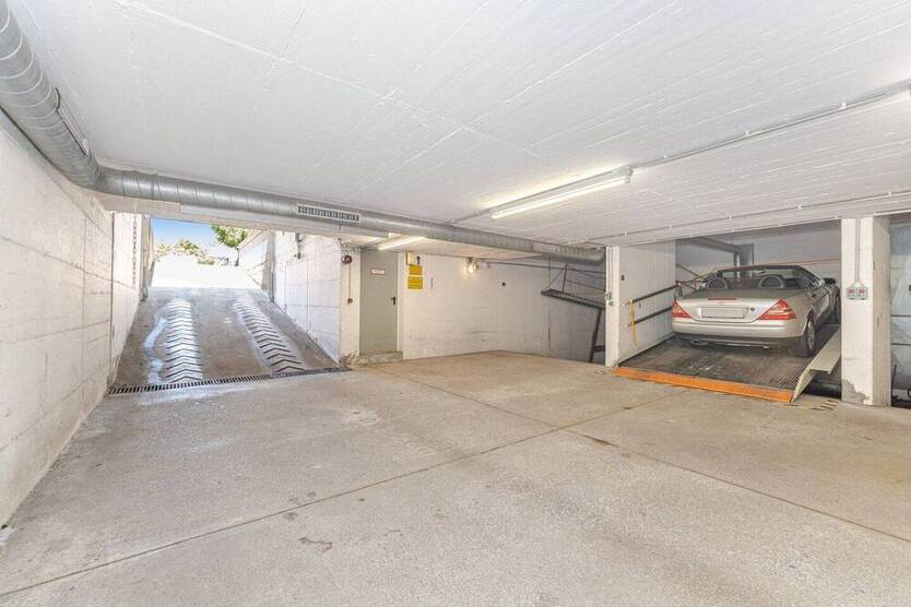 Großzügige und sehr gepflegte 4-Zimmer-Wohnung mit 2 Balkonen und Einbauküche.