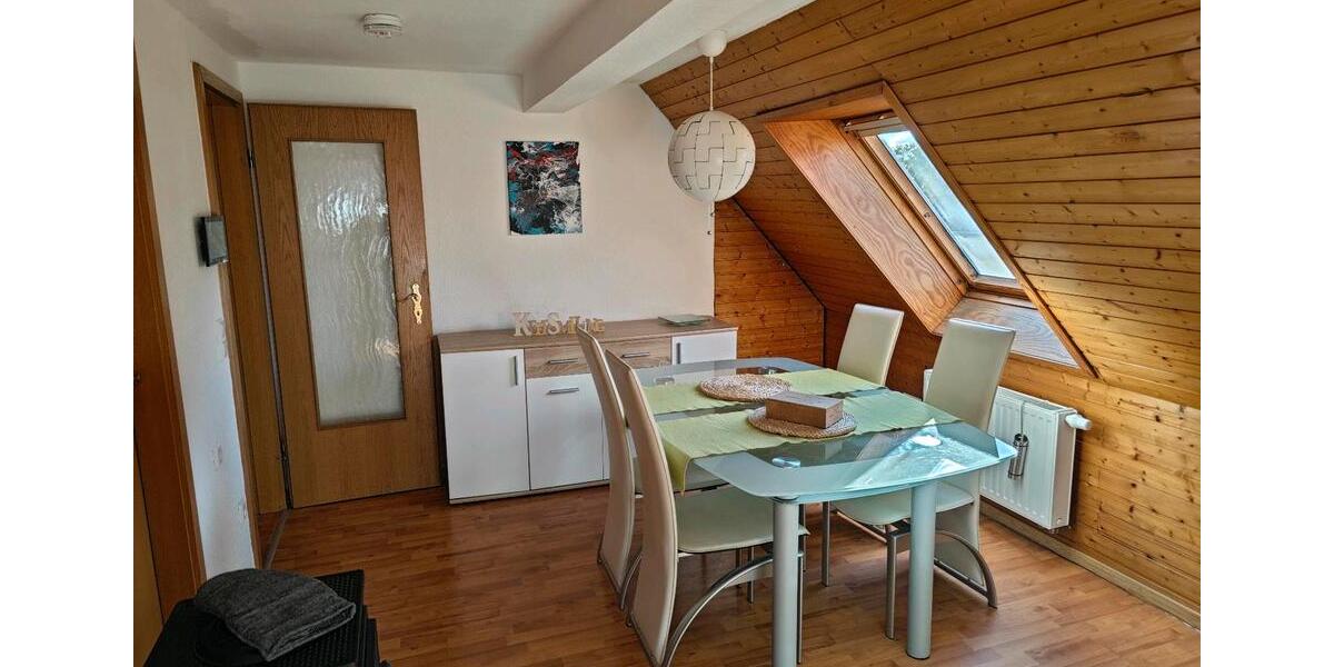 Vollmöbellierte Dachgeschosswohnung 2 Zimmer Küche Bad zimmer