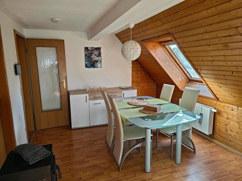 Vollmöbellierte Dachgeschosswohnung 2 Zimmer Küche Bad zimmer