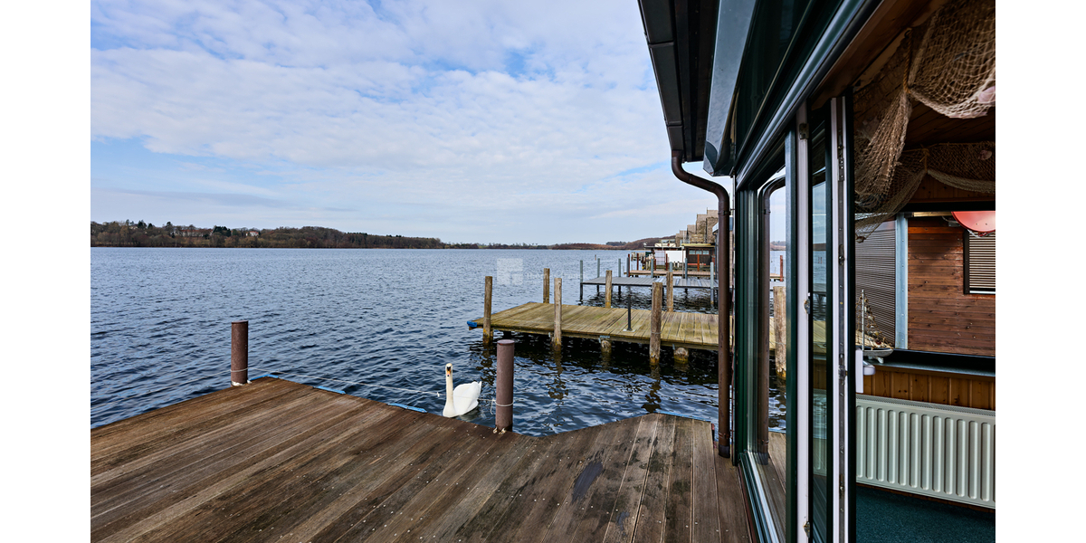 Reetgedecktes, winterfestes Bootshaus mit Bootsgarage und Motorboot am Ziegelsee sofort nutzbar - Ferienhaus Schwerin Werdervorstadt | Angebot:26421371