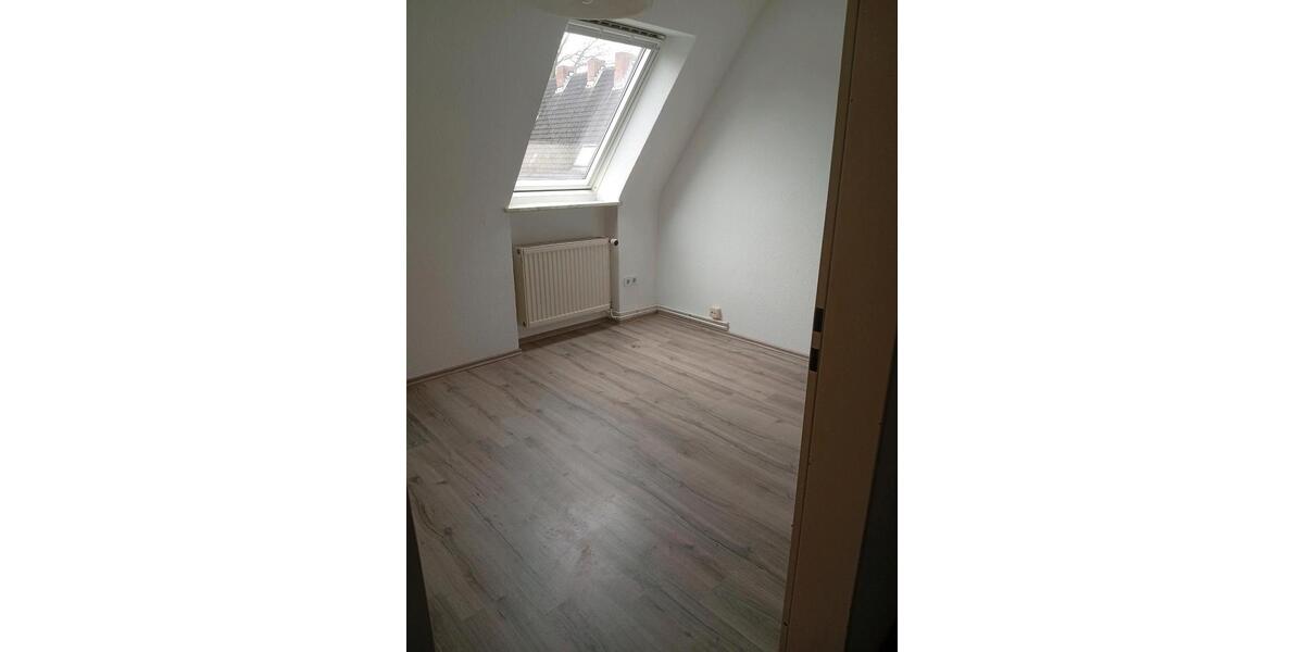 Dachgeschoßwohnung Wilhelmshaven Fedderwardergroden - 4 Zimmer, 44 m&sup2;, 410&euro; | Angebot:25933153