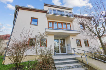 Neustadt (Sa): Barrierefreie Büro-Praxis-Studiofläche zum Verkauf - 120m2, 7 Zi. & 4 Stellplätze!