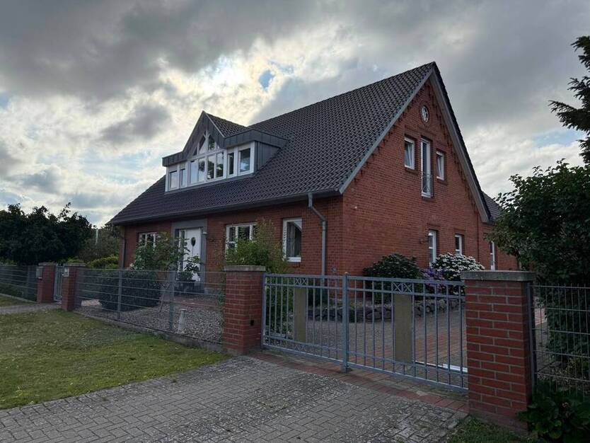 Attraktive 2-Zimmer-Dachgeschoßwohnung für Singles in ruhiger Wohnlage von Weyhe-Lahausen!