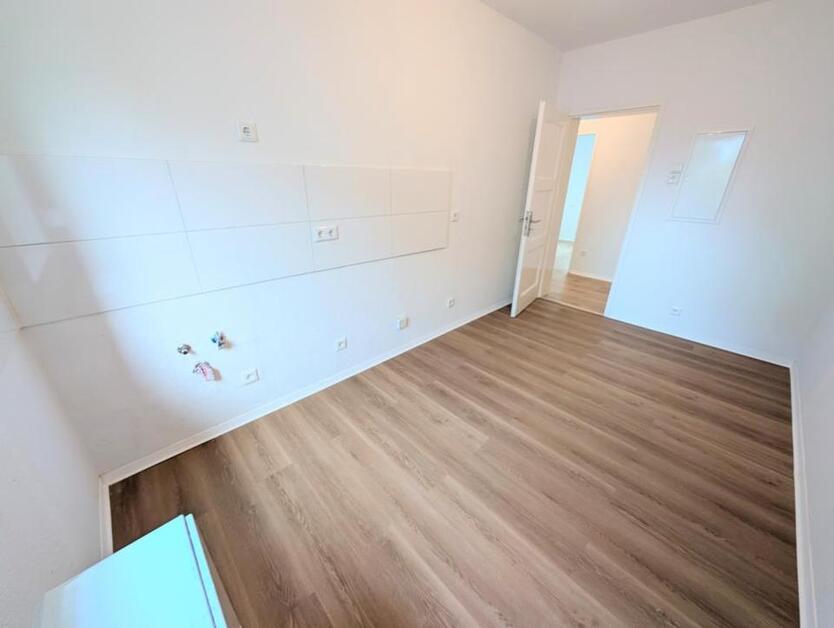 **Jetzt zugreifen:+weiße Wände +Laminat +modernes Tageslichtbad +Loggia** zimmer