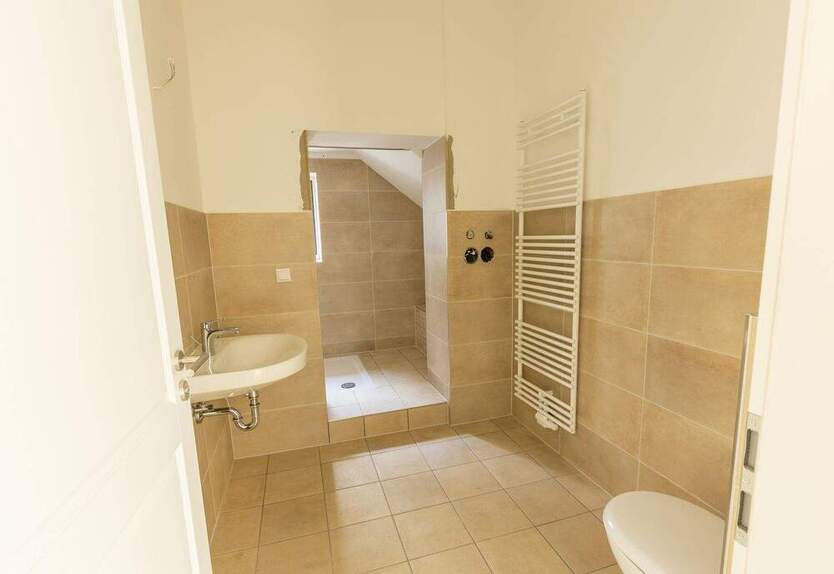 Helle 4-Zimmer-Wohnung mit kleinem Garten und Stellplatz – Erstbezug nach Sanierung