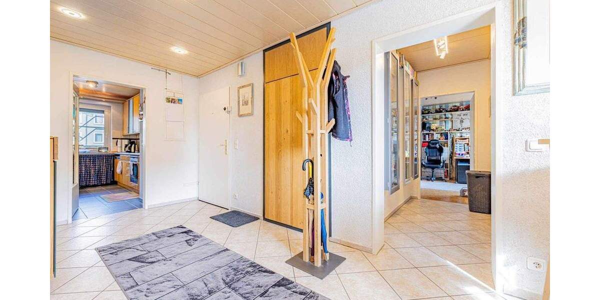 Etagenwohnung Kassel West - 3 Zimmer, 122 m&sup2;, 305.000&euro; | Angebot:25606355