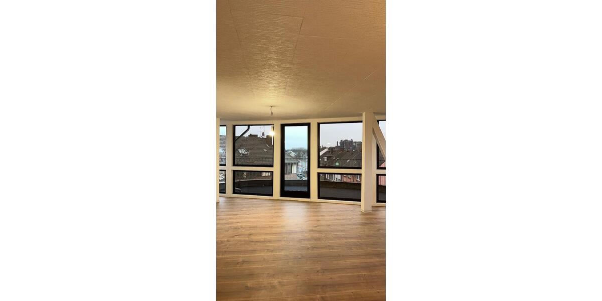 Dachgeschoßwohnung Duisburg Mittelmeiderich - 5 Zimmer, 140 m&sup2;, 1.050&euro; | Angebot:24681764