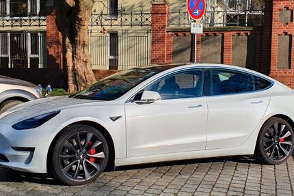 Tesla Model 3 121.332 km 26.999 € München 80336