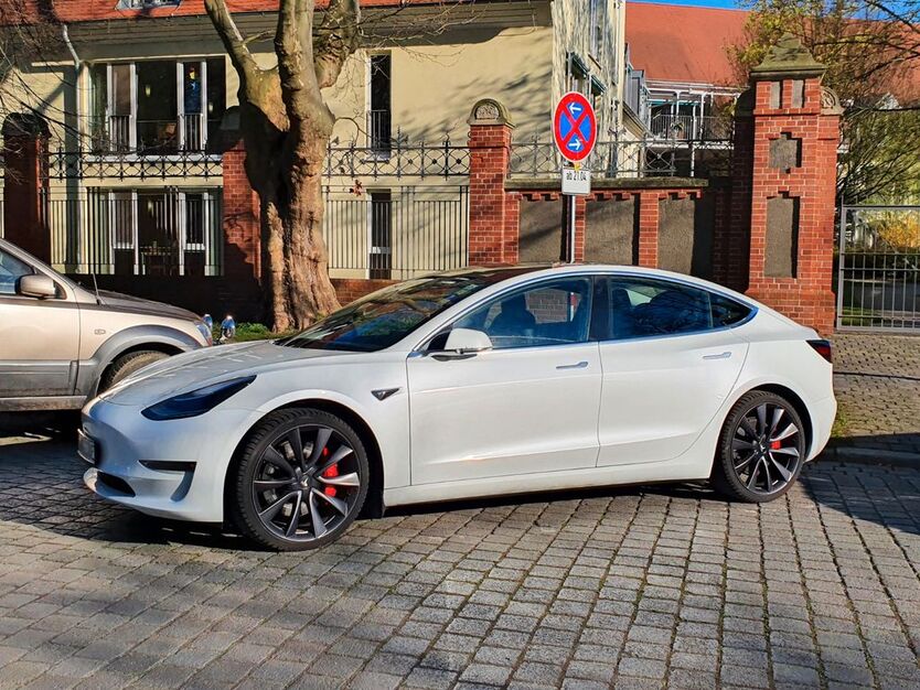 Tesla Model 3 121.332 km 26.999 € München 80336