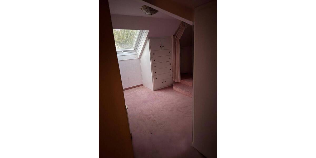 Lichtdurchflutete Wohnung in Zweifamilienhaus mit großem Balkon in Krefelder Bestlage zu vermieten 3 zimmer