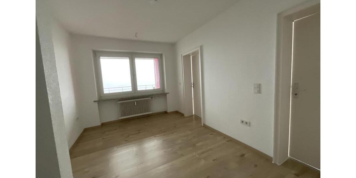 Helle 4-ZKB-Balkonwohnung im Hochhaus in Heppens zu vermieten! 4 zimmer
