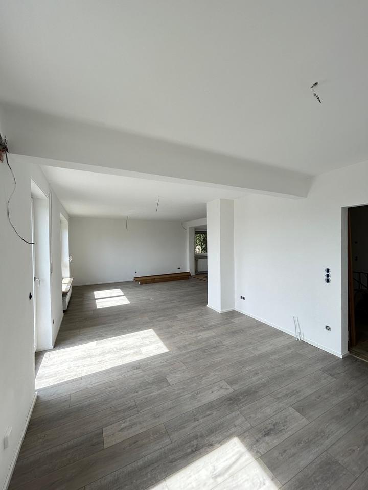 Renovierte 5 Zimmer Wohnung mit Balkon und Terrasse zur Miete