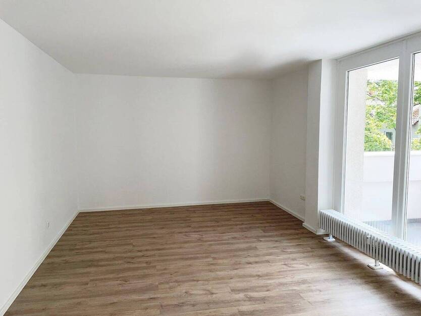 **Frisch renoviert** Zentrale Lage, 2 Zimmer, Balkon, guter Schnitt, Aufzug, Stellplatz 2 zimmer