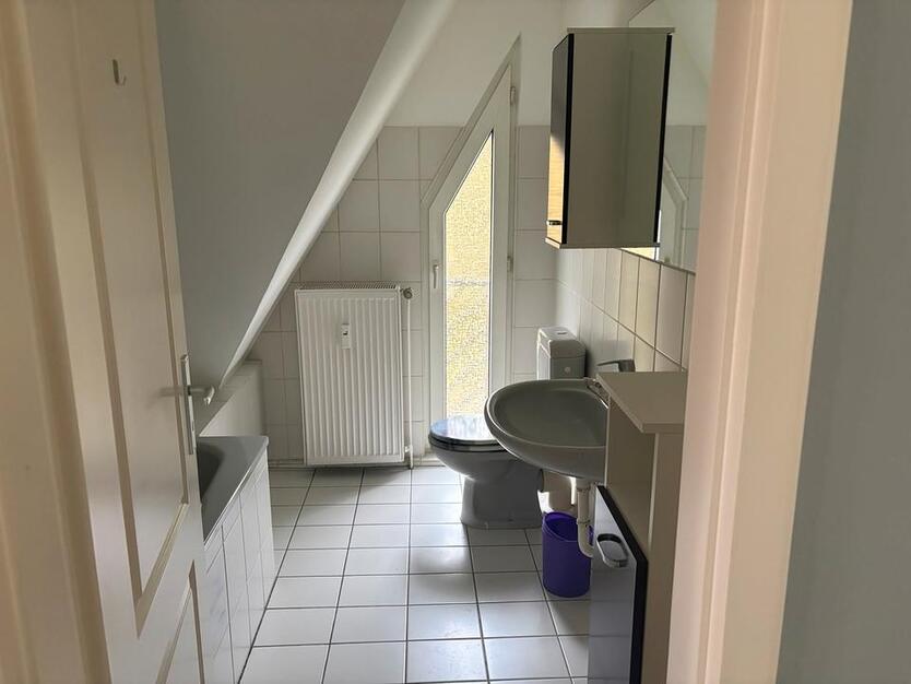 Schöne 4-Zimmer-Dachgeschoss-Wohnung in der 2. Etage zimmer