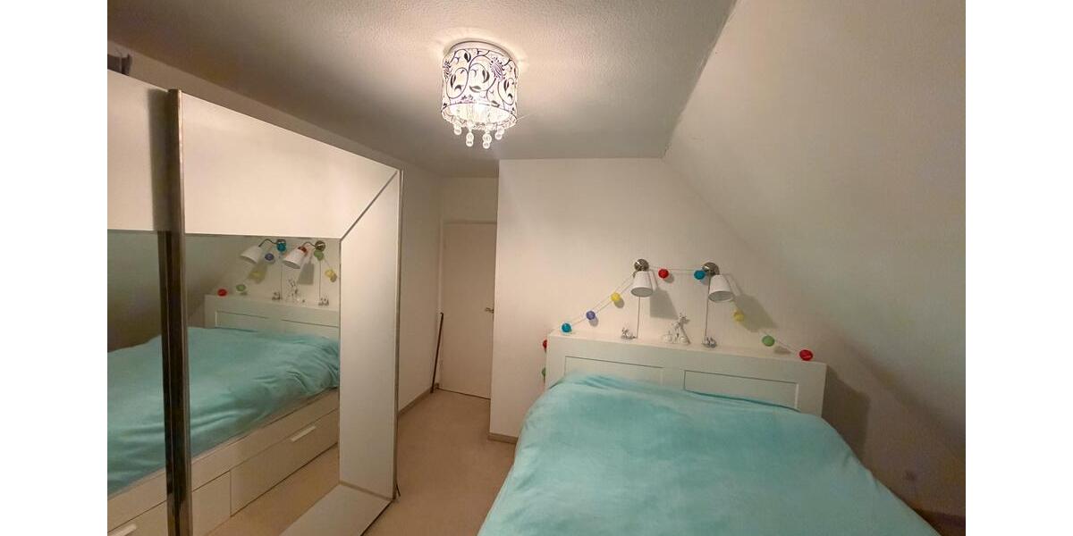 Möblierte Doppelhaushälfte mit Kamin, Garten, Vollkeller, Garage 4 zimmer