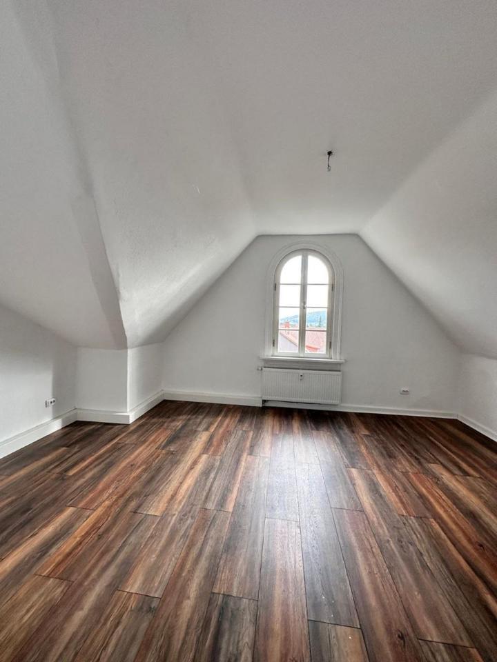 zentrumsnahe 3,5 Zimmer Wohnung mit Einbauküche, Blick über Friedrichroda, Stellplatz, Gartenanteil und Keller