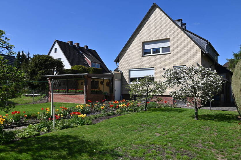Provisionsfrei für den Käufer....!!! Zweifamilienhaus nebst großer Garage in ruhiger Lage ..... !!!