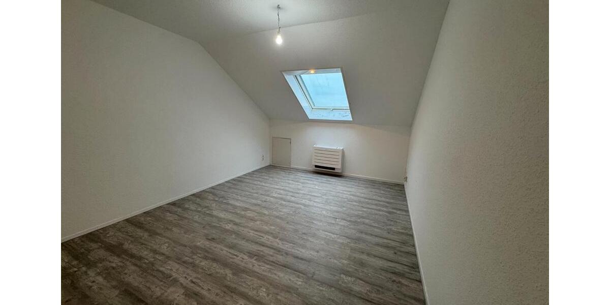 Dachgeschoßwohnung Gernsheim - 4 Zimmer, 86 m&sup2;, 1.150&euro; | Angebot:26006065