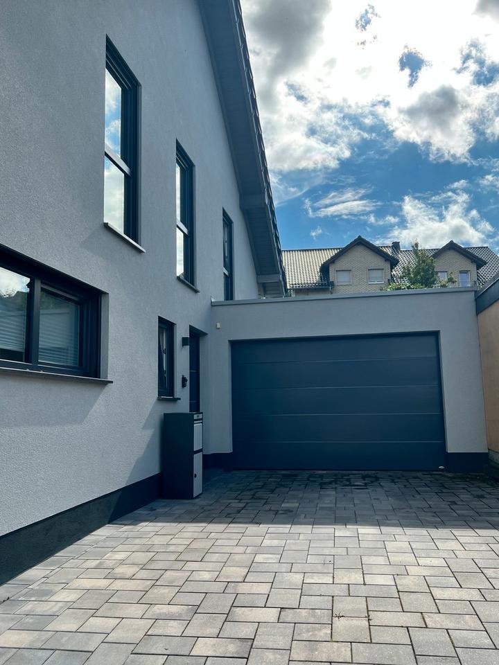 Moderne Doppelhaushälfte mit großer Garage und Wärmepumpe zimmer
