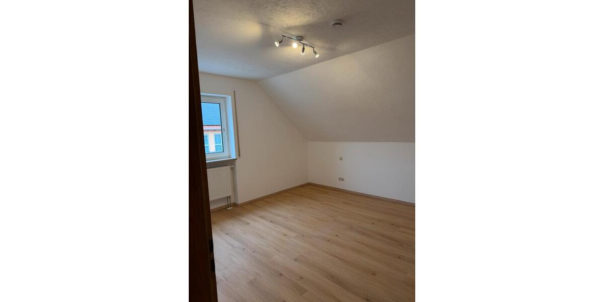 Dachgeschoßwohnung Buttenwiesen - 3 Zimmer, 100 m&sup2;, 925&euro; | Angebot:25236552