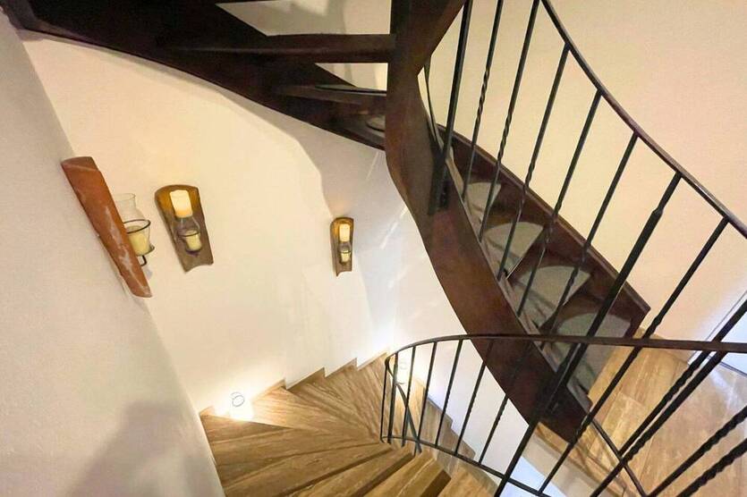 Charmantes, vermietetes Doppelhaus für zwei Familien mit großem Garten und viel Potential