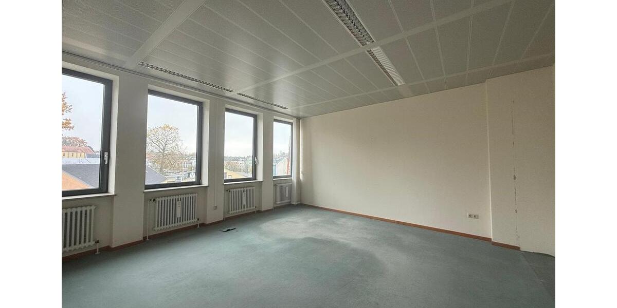 Bürofläche in zentraler Lage in Selb Gesamtfläche ca. 400 m² im 1. Obergeschoss - barrierefrei mit Aufzug – Tiefgarage - gute Erreichbarkeit zimmer