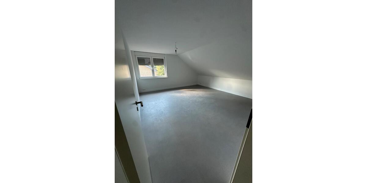 Wohnung zu vermieten ab sofort (Komplett kernsaniert) 4 zimmer