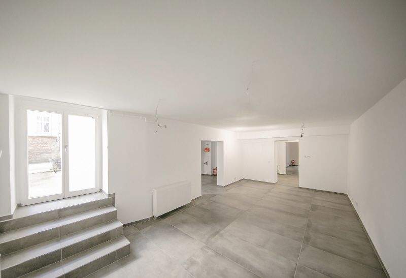 Husemannstraße am Kollwitzplatz: bezugsfreie Verkaufsräume im Vorderhaus in schönem Altbau zimmer