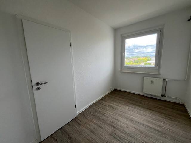 Etagenwohnung Zwickau Neuplanitz - 4 Zimmer, 75 m&sup2;, 450&euro; | Angebot:26643750