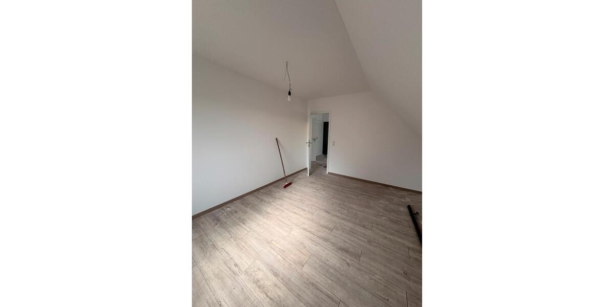 Dachgeschoßwohnung Laatzen - 3 Zimmer, 69 m&sup2;, 1.000&euro; | Angebot:25636314