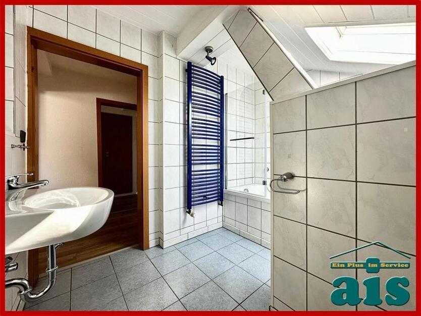 ais-GmbH bietet an: Renovierte 4 Zimmer Wohnung in der Südstadt.