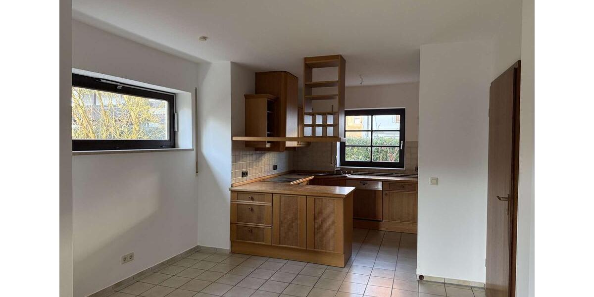 Großz. DHH beste Lage, ca. 130 m² Wfl., 5 Zi., Bj. 1983, Kanal nur 50 m entfernt, Garage + Carport ! 5 zimmer