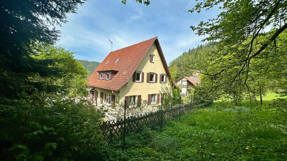 Einfamilienhaus Bad Liebenzell - 7 Zimmer, 212 m&sup2;, 1.500&euro; | Angebot:27104338
