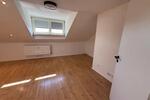 Dachgeschoßwohnung Alteglofsheim - 3 Zimmer, 90 m&sup2;, 1.100&euro; | Angebot:26250546