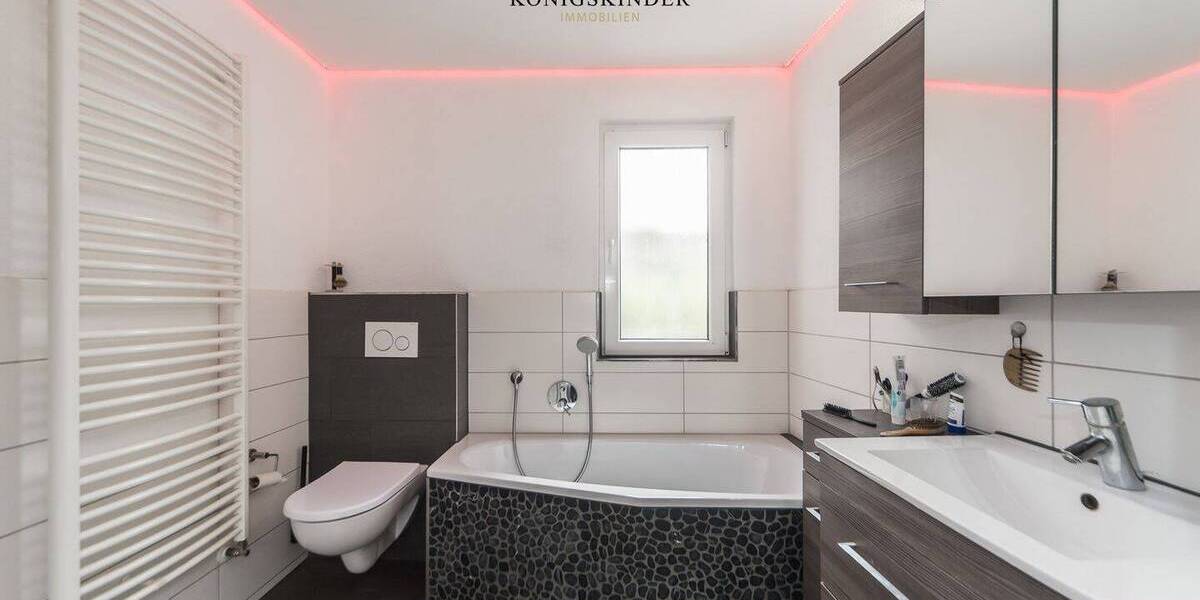 NEU: PROVISIONSFREI! Sehr schöne Doppelhaushälfte mit großem Garten und Garage - sofort bezugsfrei!! 5 zimmer