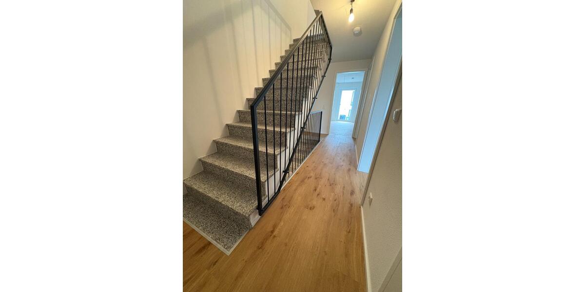 Reihenhaus Neutraubling - 5 Zimmer, 150 m&sup2;, 1.900&euro; | Angebot:24915467