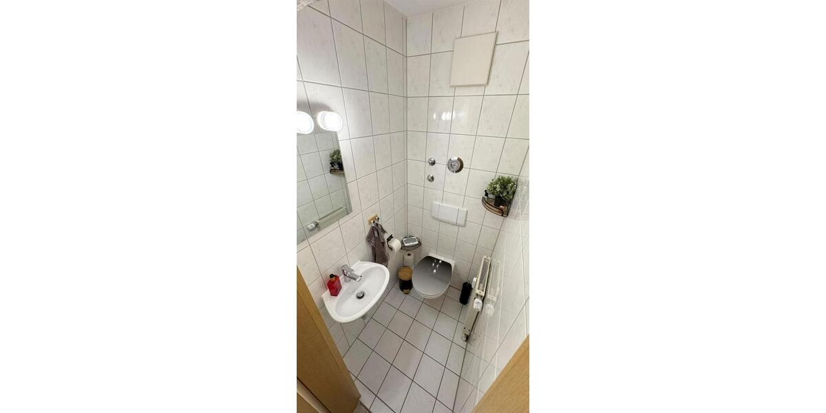 2-Zimmer-Eck-Balkon-Wohnung ca. 60 m², 1. OG, Bad + Gäste-WC, Keller, Stellplatz am Hof 2 zimmer