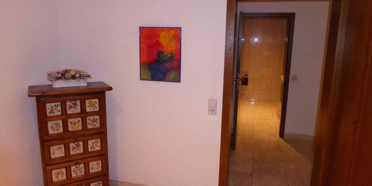 Großzügig Wohnung in bester Lage, komplett möbliert mit Tiefgarage und Aufzug! 3 zimmer