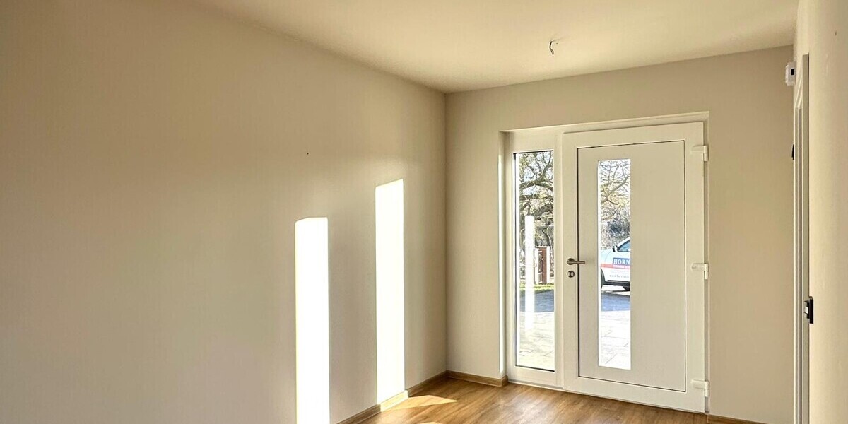 Jetzt Miete möglich! Winkelbungalow 5 km bis Neubrandenburg, Baujahr 2022, Doppelgarage, EBK,Carport - Einfamilienhaus Sponholz | Angebot:25929684