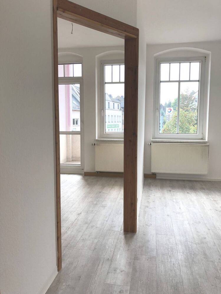 Gepflegte Zwei-Zimmer-Wohnung mit BalkonEinbauküche im Mietpreis enthaltenTageslichtbad zentral gelegen am Fuße der Augustusburg