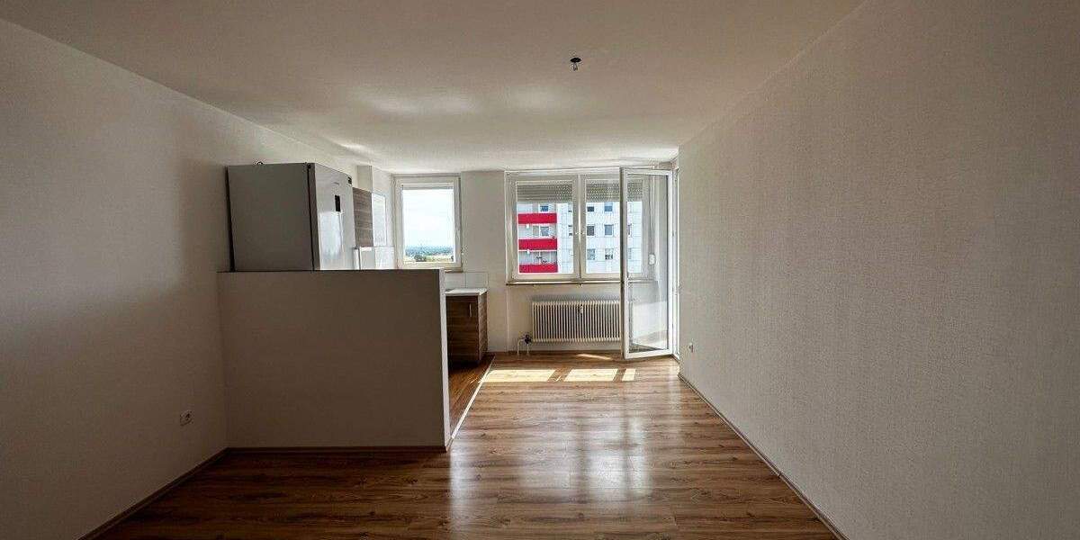 Renovierte 2-Zimmer Wohnung mit Einbauküche, Balkon und PKW-Stellplatz 2 zimmer