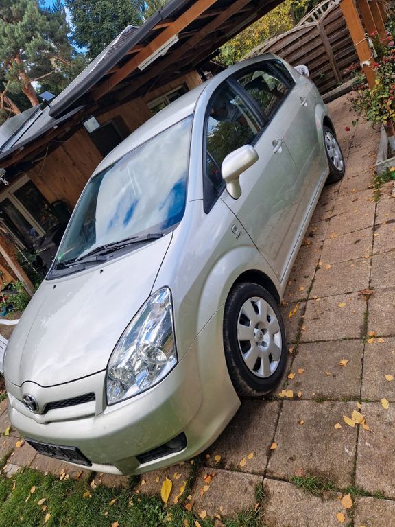 Toyota Corolla Verso 78.000 km 6.900 € hATTERSHEIM AM MAIN 65795